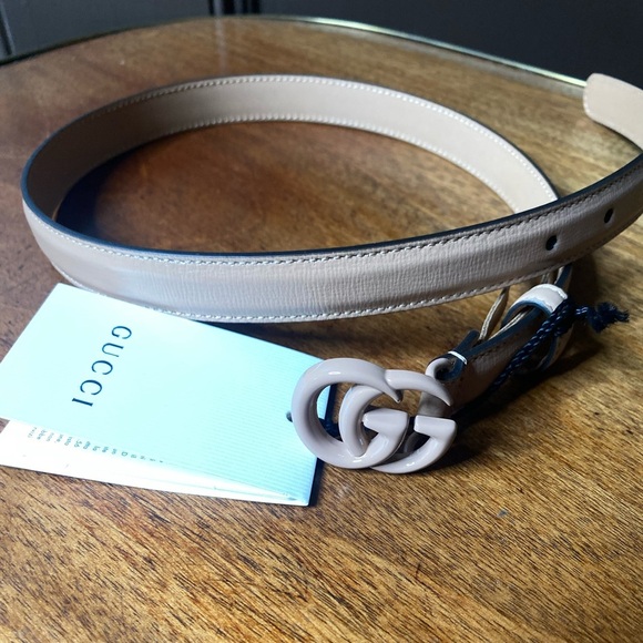 Azalea Calfskin Enamel Monochrome glossy Double G 10mm in Camelia size 70 / 28 - Picture 2 of 3